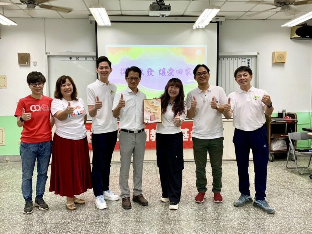 賴厝國小校長賴振權(左四)頒發感謝狀給生命樹校園基金會董事長張靜宜(右三)及贊助廠商昆兆益董事長吳忠賢(右一)。生命樹校園教育基金會/提供